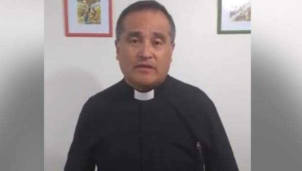 Video: así se defendió el cura de los chats eróticos
