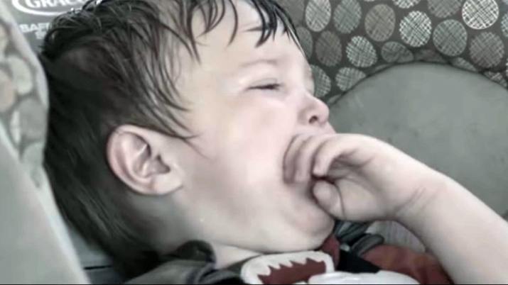 Lo que le puede pasar a tu hijo si lo dejas en el auto solo