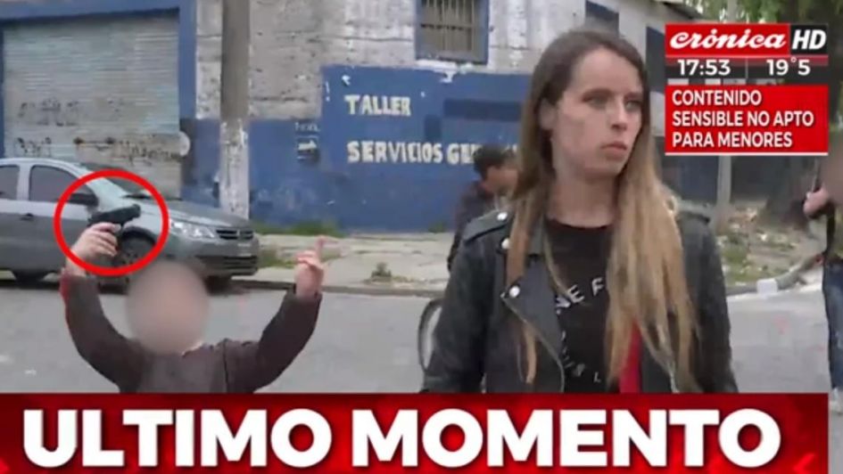 Video: un niño amenazó con un arma a una periodista