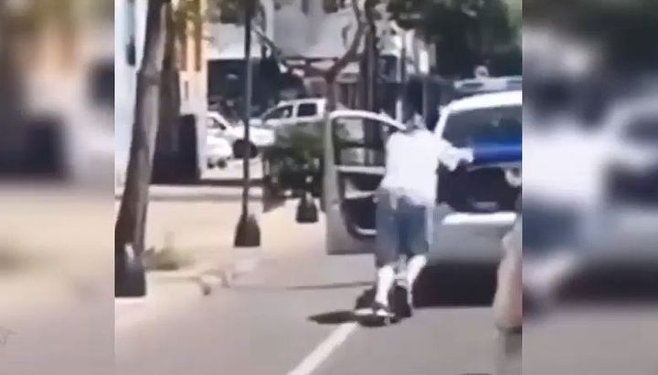 Se rompió el patrullero y el detenido ayudó a empujarlo