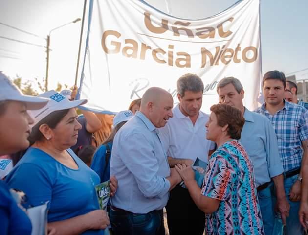 Garcia Nieto recibió el apoyo de Uñac en una caminata en Rawson