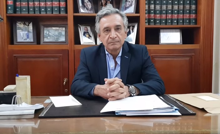 Pidió disculpas por sus asesores y aseguró que “ninguno se va”