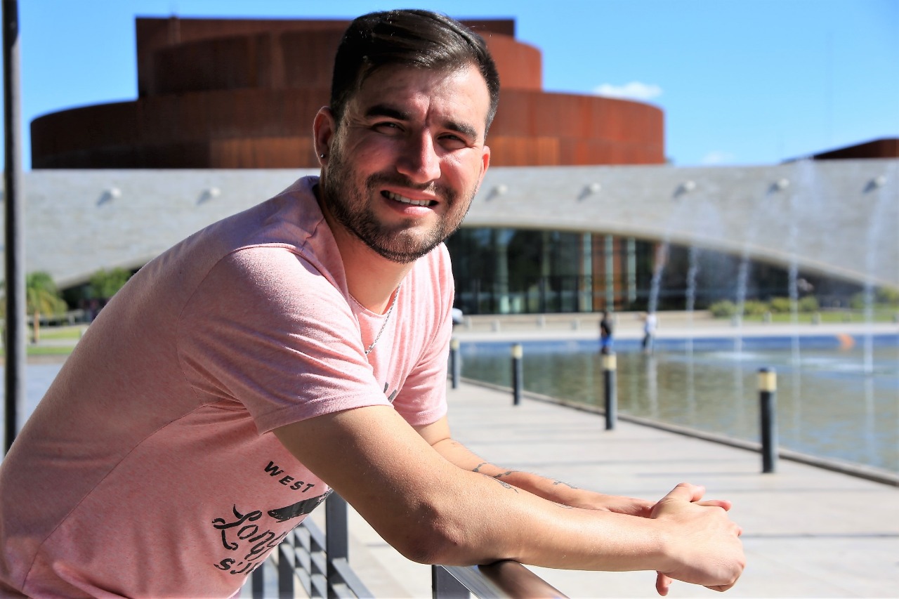 Omega denunció “aprietes” de Julián Gil