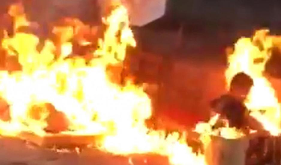 Les prendieron fuego a dos indigentes, los filmaron y huyeron