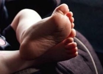 Encerró a su bebé de 7 meses con síndrome de Down en el auto