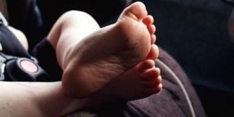 Encerró a su bebé de 7 meses con síndrome de Down en el auto