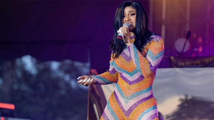 Video: se le rompió el vestido en el show y siguió