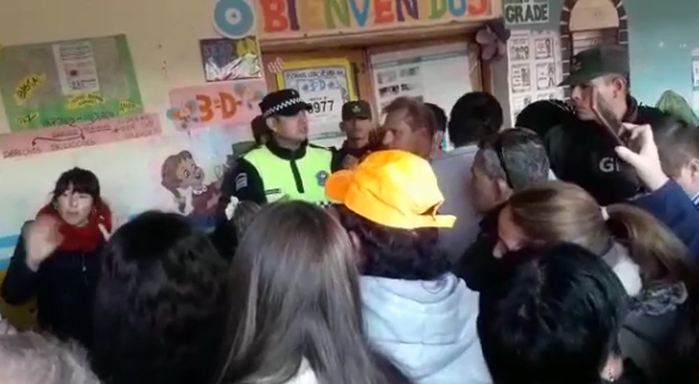 Video: presidenta de mesa fue al baño y se llevó la urna