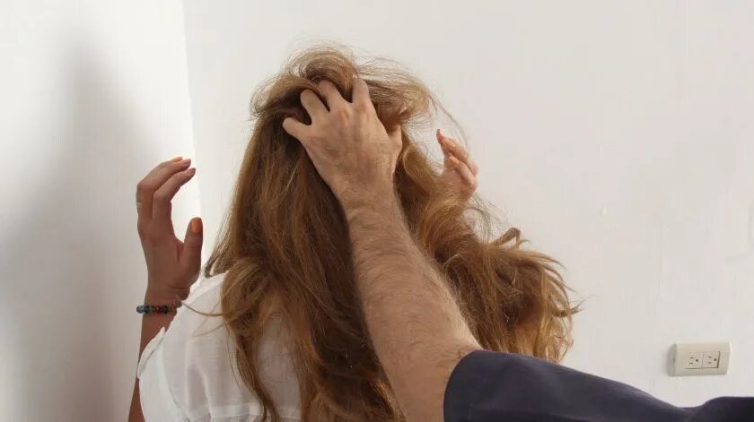 Por “infiel”, hacía dormir desnuda y atada a su pareja
