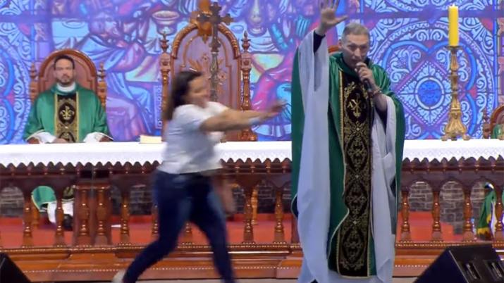 Empujó y tiró del altar a un famoso sacerdote