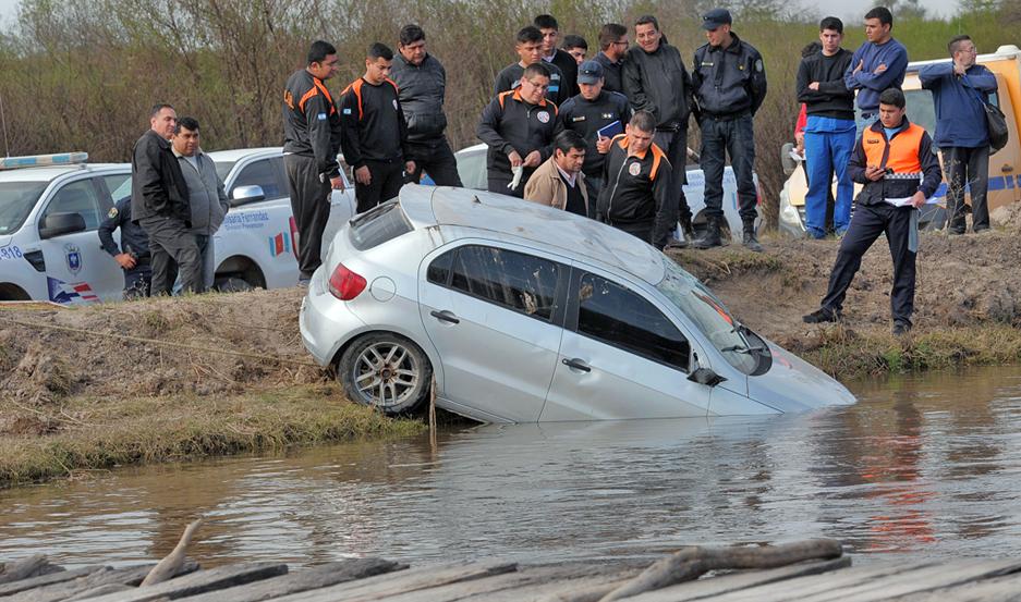 Cayó al canal en su auto y su amigo murió ahogado