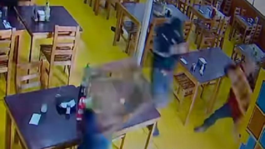 Echaron a delincuentes a sillazos de un restaurante