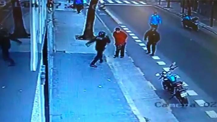 Policía mató a un hombre de una patada en el pecho