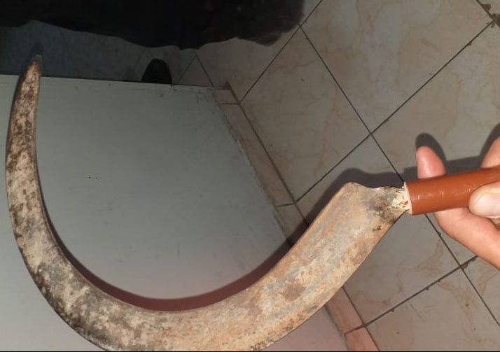 Atacó a la policía con una “guadaña” y fue detenido