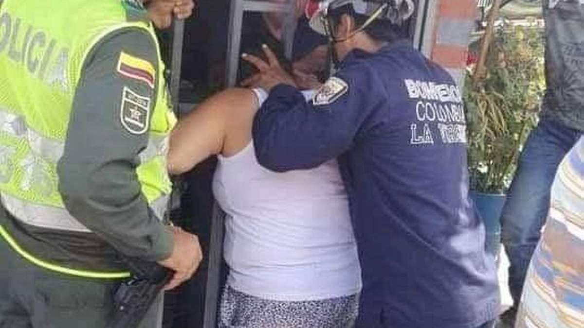 Por “chusmear” que hacia su vecina se quedó trancada en una reja