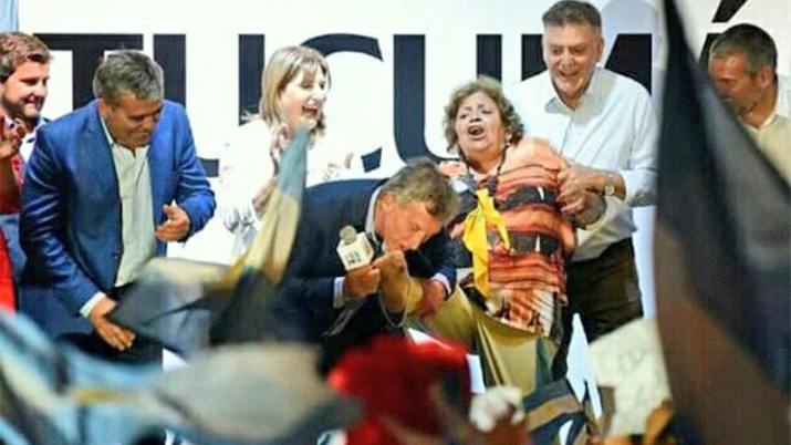 Macri le besó el pie a una señora y la llamó su “Cenicienta”