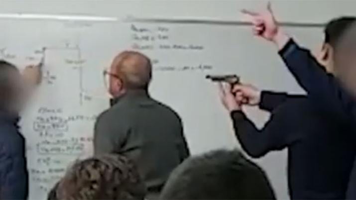 Le apuntó con un arma a su profesor mientras daba clases