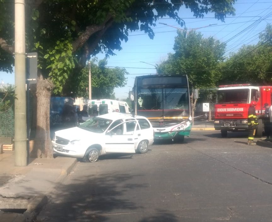 Un muerto tras choque fatal entre un auto y un colectivo