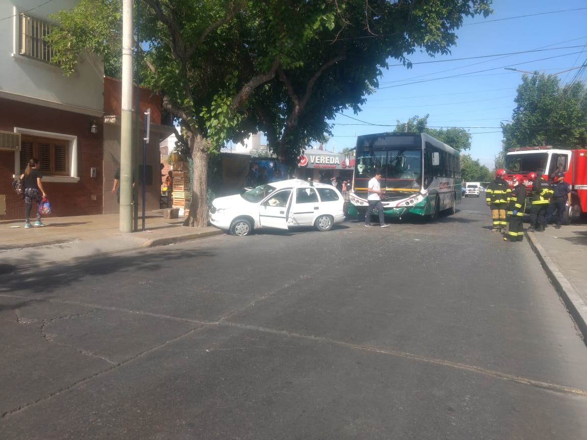 Un muerto tras choque fatal entre un auto y un colectivo