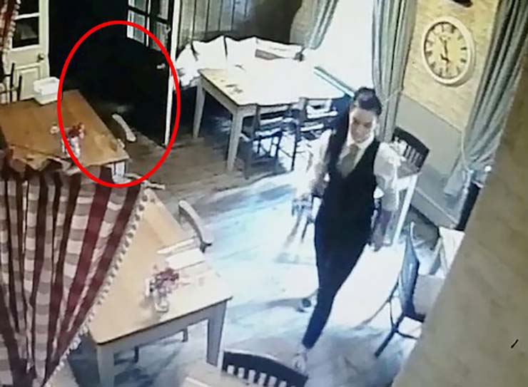 El fantasma de una nena persigue a una moza