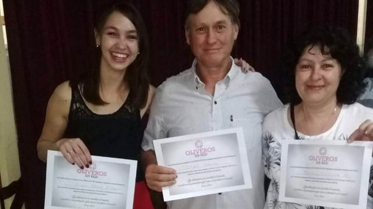 Terminó la secundaria junto a su mama y su papa