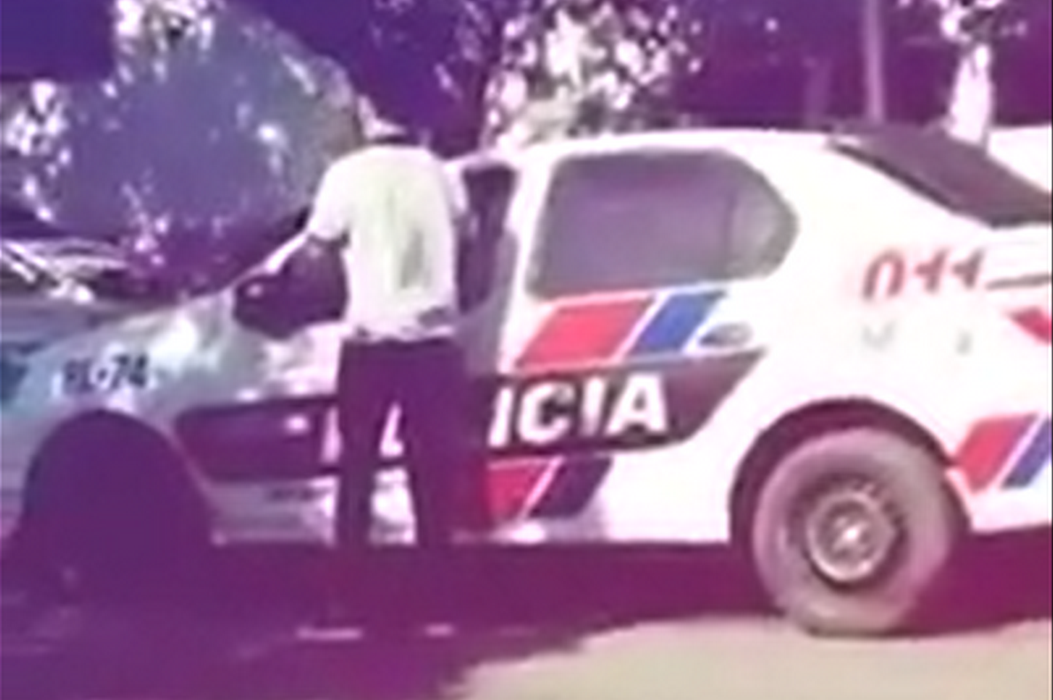 Indignante: sanjuanino fue filmado orinando un móvil policial