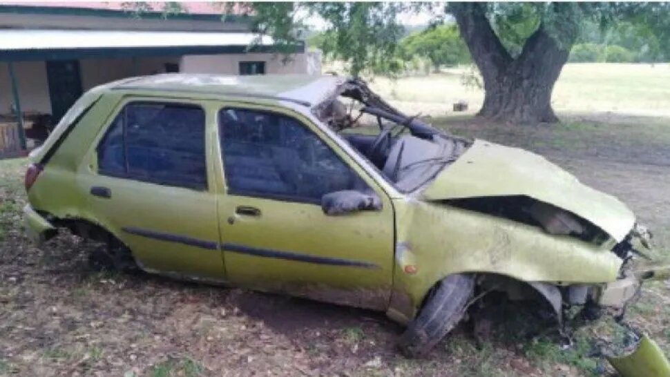 Robó el auto de su papá, lo persiguió la policía: volcó y murió