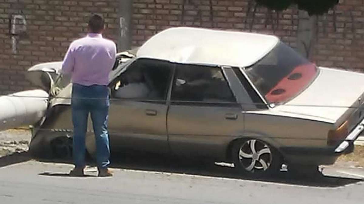 Chocó contra un poste, le cayó encima y murió