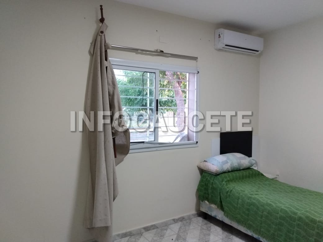 Insólito: robaron las cortinas de la casa de unos curas