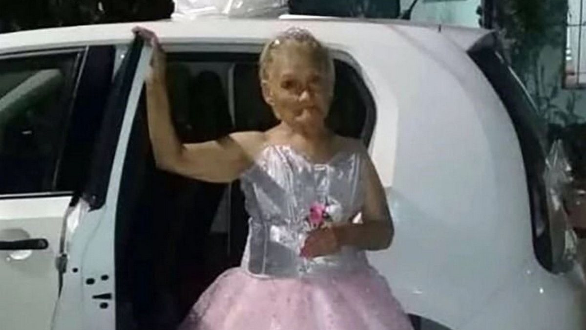 Tras 64 años, una mujer pudo festejar sus 15 años