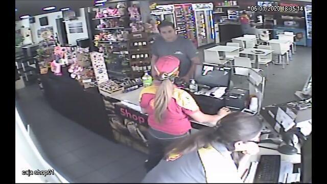 Lo grabaron robando un celular en conocida estación de servicio