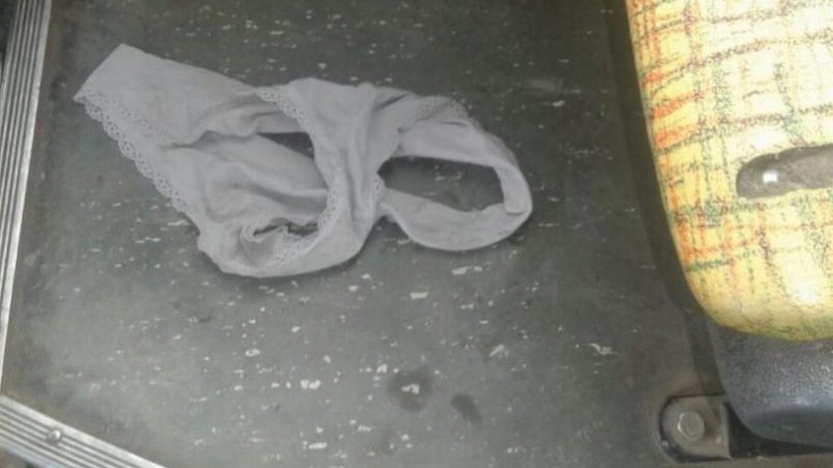 Joven dejó tirada su bombacha en un colectivo