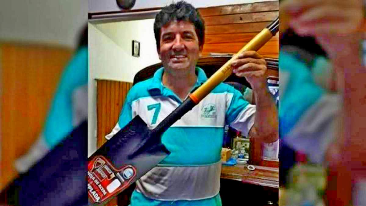 Halló cheques por 2 millones y lo recompensaron con una pala