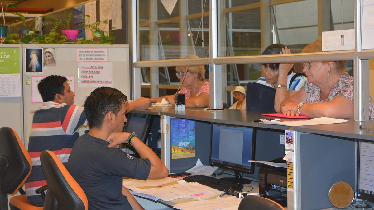 Sanjuaninos enojados fueron a reclamar por el bono de diciembre