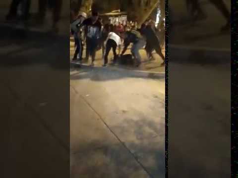 Salvaje ataque de una patota en una plaza