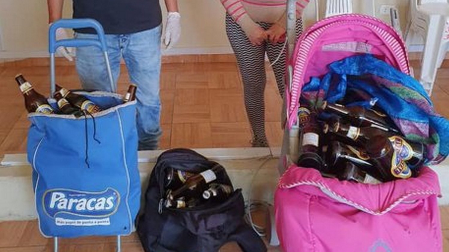 Repartían alcohol en un cochecito de bebe en medio de la cuarentena