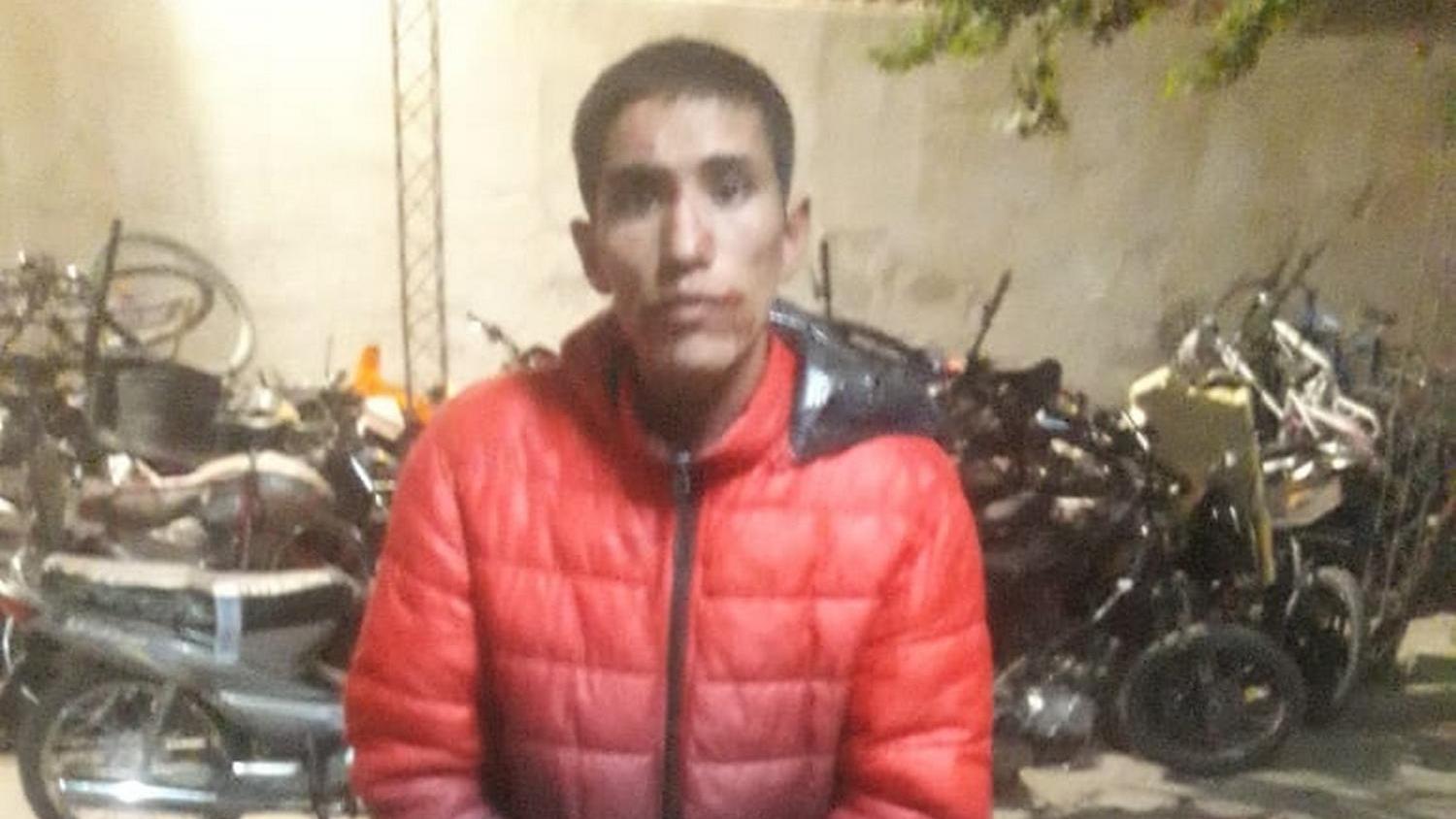 Amenazaron y golpearon a policías que los detuvieron por violar la cuarentena