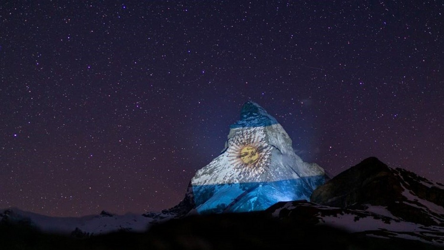 En los alpes suizos conmemoraron a la Argentina proyectando la bandera