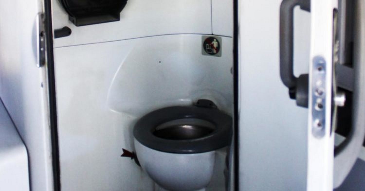 Intentaron robar nafta de un colectivo pero succionaron caca