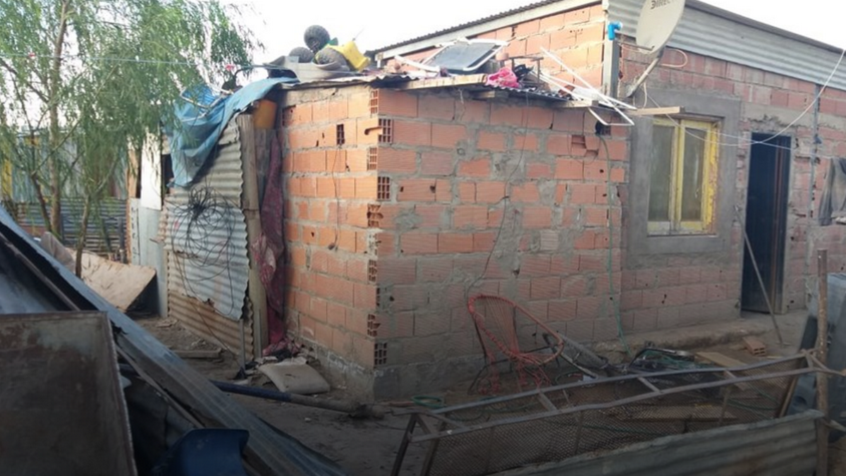 Padres desalmados tenían en una jaula a su hijo discapacitado