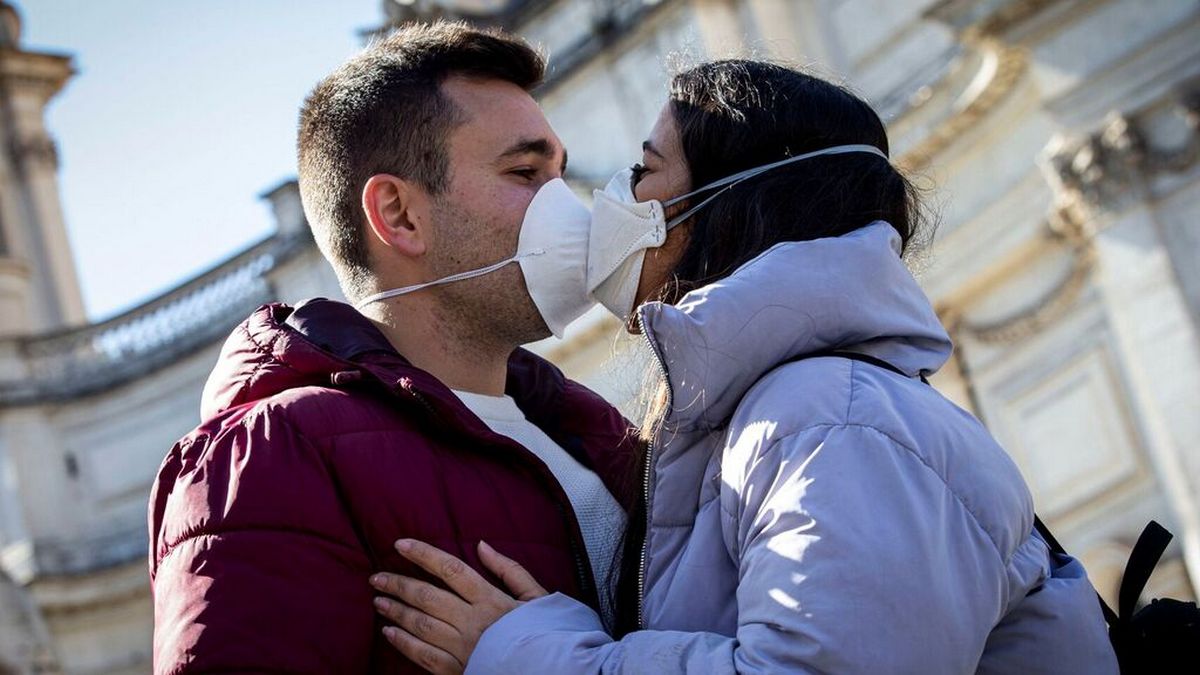 Prohíben los besos y abrazos hasta que pase el coronavirus