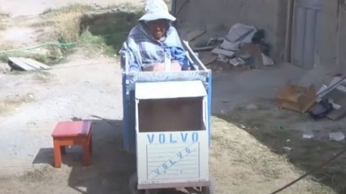 Jubilada no tiene silla de ruedas y fue a cobrar en un camión de juguete