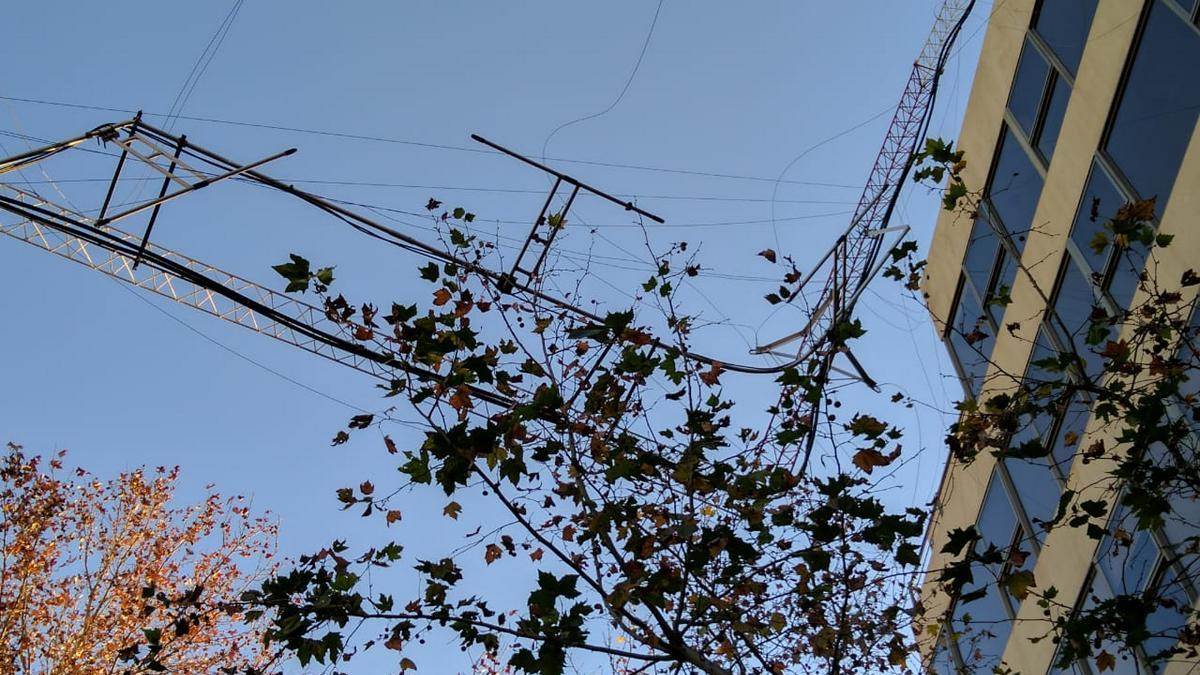 Cayó una antena en pleno centro por el intenso viento