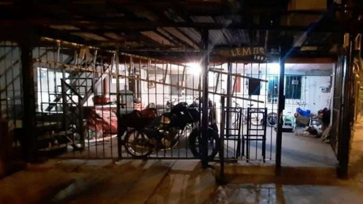 Le volaron la cabeza por un secarropa tirado en la calle