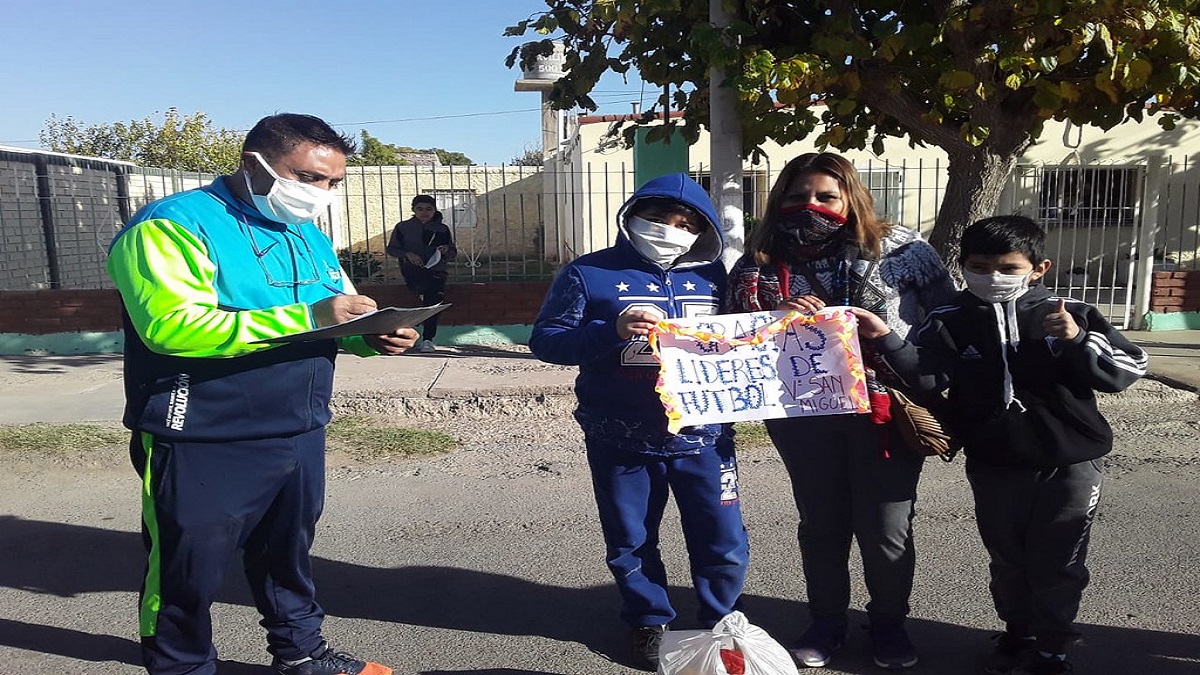 Líderes Barriales sigue asistiendo a niños y adolescentes