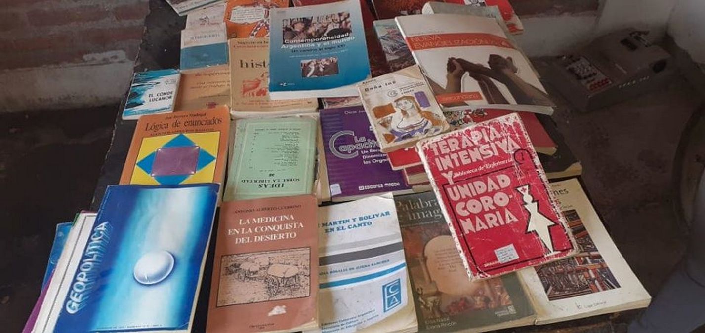 Una madre intercambia libros por mercadería en San Juan