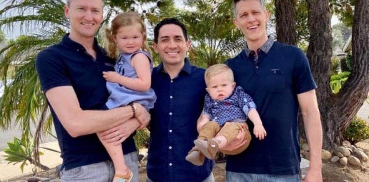Un hombre y sos dos novios fueron reconocidos legamente como una familia
