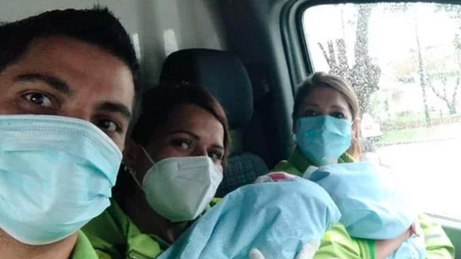 Le dolía la panza, fue al hospital y dio a luz a gemelos