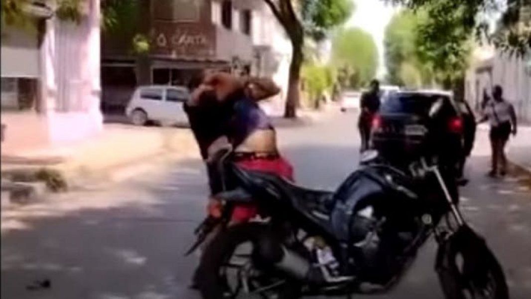 Video: lo esperó y lo molió a golpes hasta desmayarlo