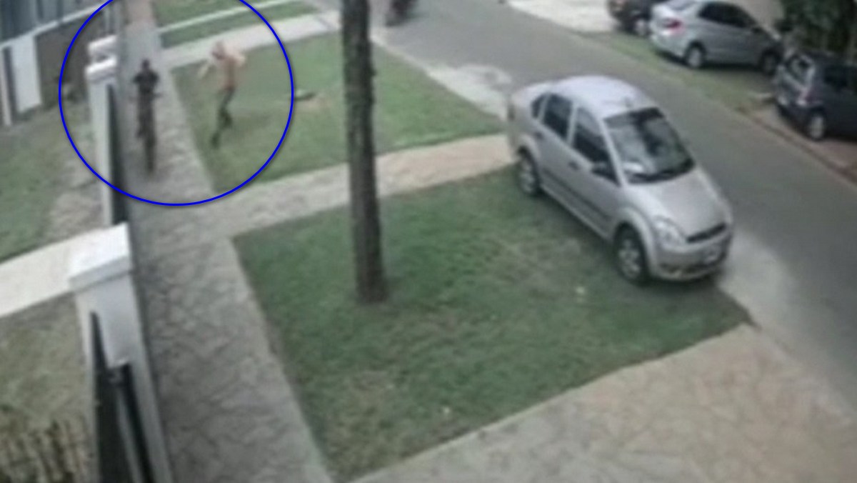 Motochorros golpearon a un nene para robarle la bici